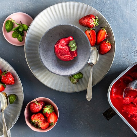 Erfrischung pur für den Sommer: Selbstgemachtes Erdbeersorbet aus frischen Erdbeeren und Agavendicksaft mit Minze garniert. 