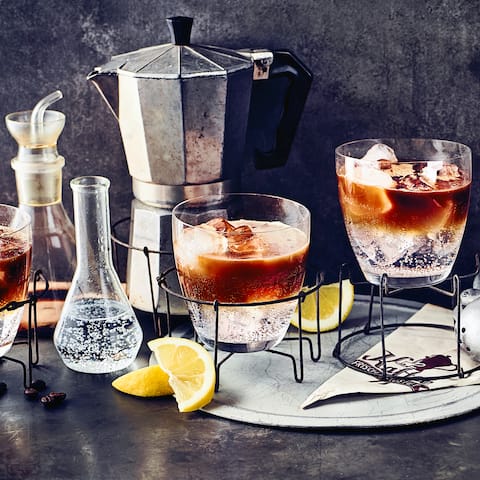 Absolut trendig und herrlich erfrischend für den Sommer: Servieren Sie Ihren Gästen einmal Espresso Tonic oder genießen Sie ihn ganz für sich alleine – je nach Geschmack und am besten eiskalt. 