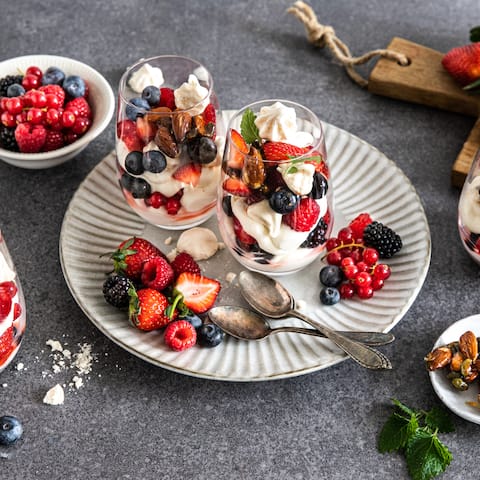 Beim nächsten Abendessen mit Freunden bringen Sie doch einfach das Dessert mit: Eton Mess – ein köstliches Dessert aus der englischen Küche aus Sahne, Baiser, frischen Beeren und Mandel-Krokant.