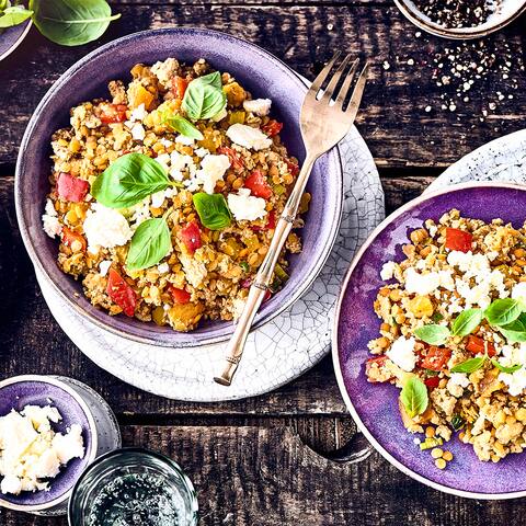 Probieren Sie unsere exotische Gemüsepfanne mit Tofu, Ingwer, Linsen und Aprikosen und bereiten Sie mit unserem Rezept ein leckeres Hauptgericht zu.