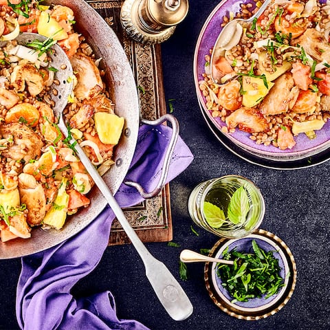 Probieren Sie unsere exotische Getreidepfanne mit Weizen, saftigem Hähnchenbrustfilet, Papaya, Ananas, Mandarine und Kokosmilch – in 25 Minuten fertig!