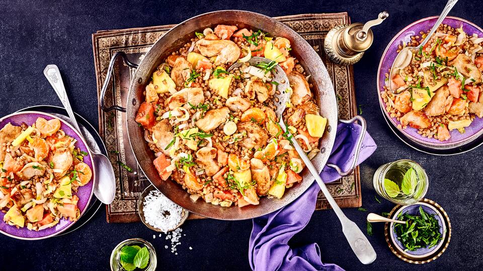 Probieren Sie unsere exotische Getreidepfanne mit Weizen, saftigem Hähnchenbrustfilet, Papaya, Ananas, Mandarine und Kokosmilch – in 25 Minuten fertig!