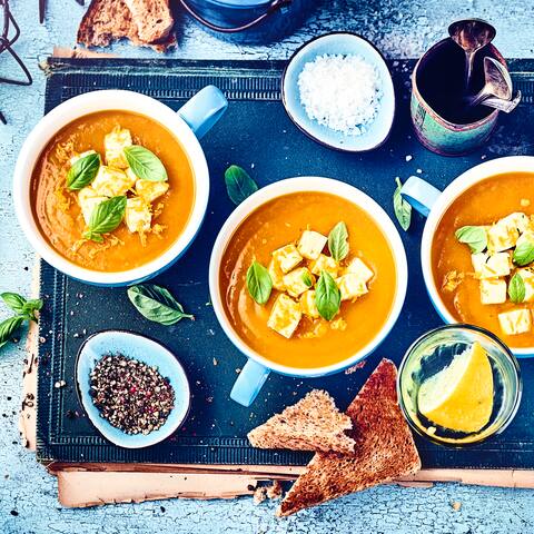 Dieses herbstliche Gericht sollten Sie einmal ausprobieren: Unsere exotische Kürbissuppe mit Mango und Orange sowie einer Einlage aus gewürfeltem Hirtenkäse – gewürzt mit Majoran und Kukurma!