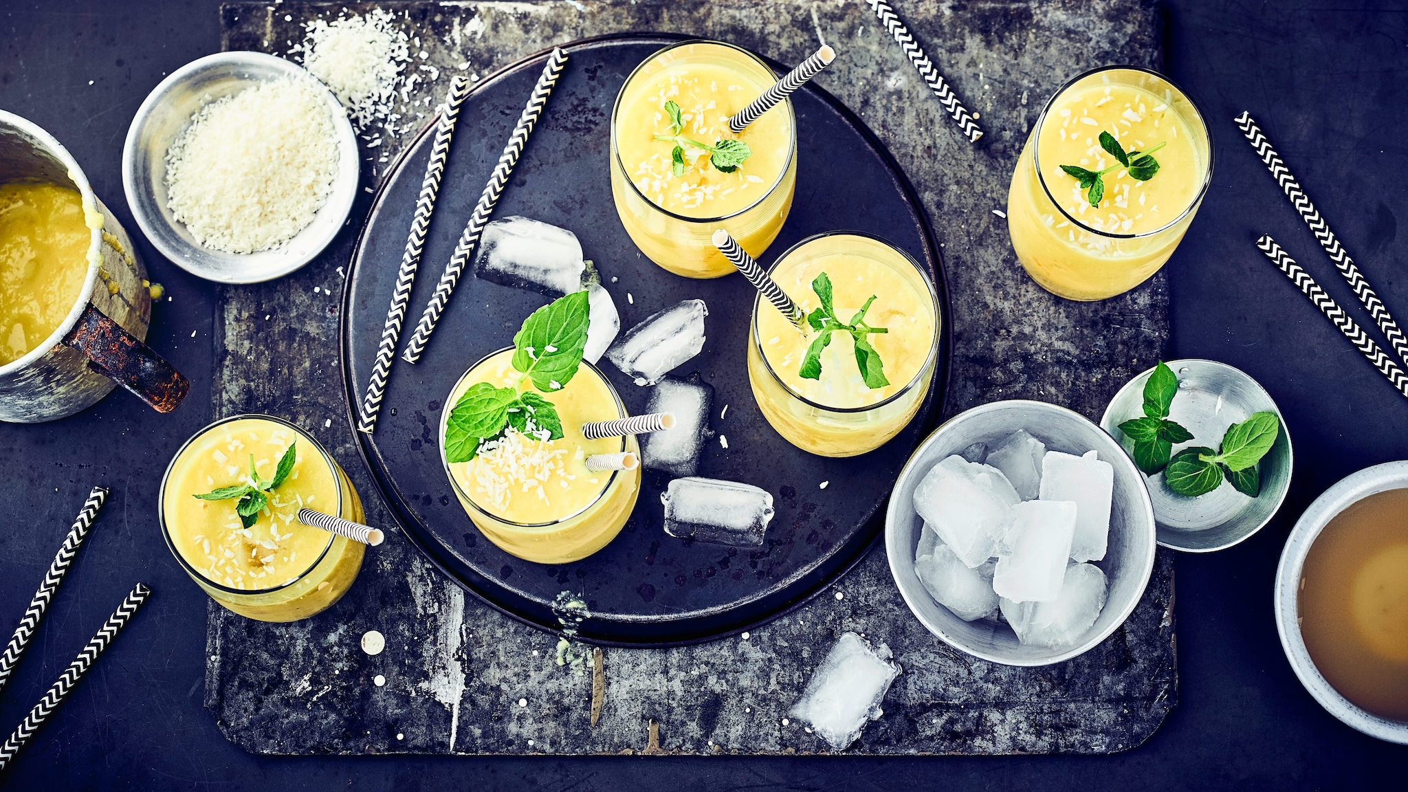Ananas-Kokos-Cocktail mit Minze und Eiswürfeln