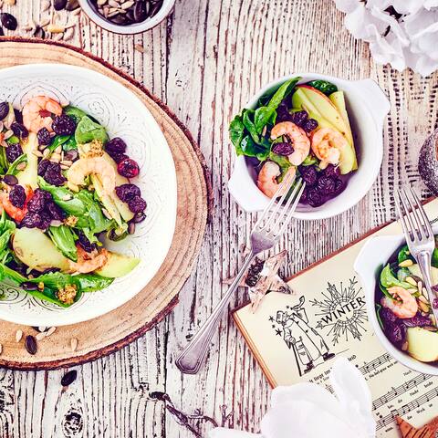 Unsere Vorspeise fürs Weihnachtsmenü, aber dieser exotische Scampisalat mit Ingwer, Äpfeln und Cranberry-Dressing schmeckt auch zu jeder anderen Gelegenheit!