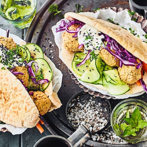 Falafel mit Gemüse in Pita-Brot