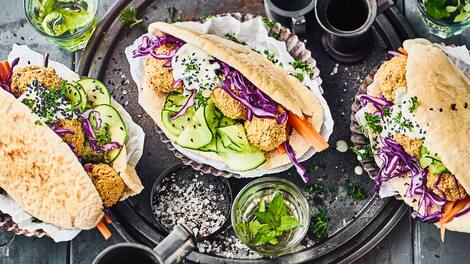 Falafel mit Gemüse in Pita-Brot