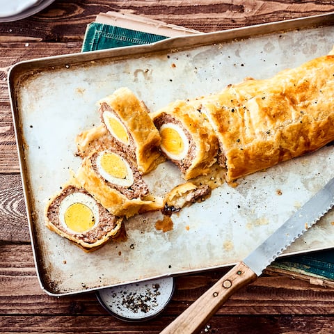 Unser Tipp für den nächsten Sonntagsbraten: Probieren Sie unseren falschen Hasen im Blätterteig mit frischem Hackfleisch und Ei – deftig und lecker!