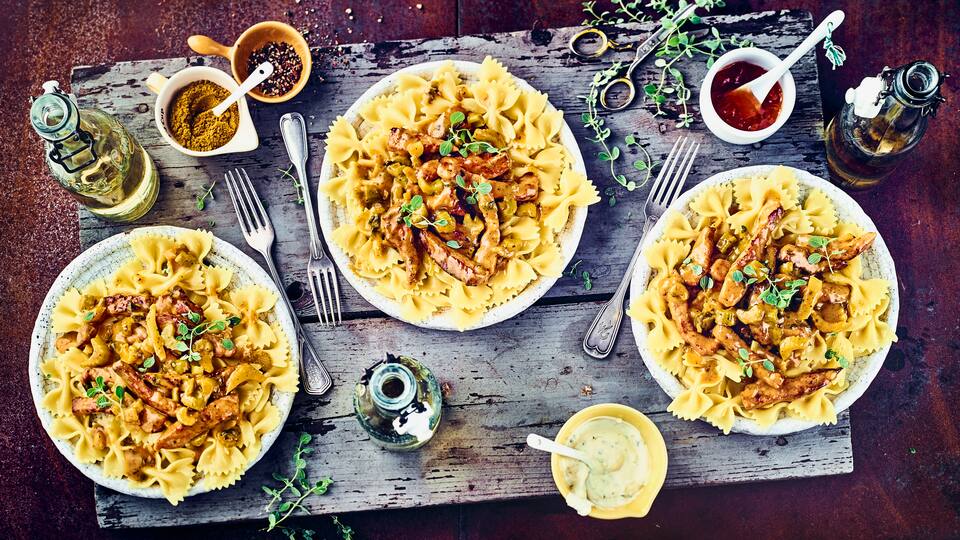 Schnelles Pastagericht: Probieren Sie unsere Farfalle mit Curry und Schweinegeschnetzeltem, Marsala und Mandarine – exotisch und pikant! 