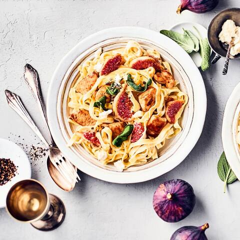 Probieren Sie unser Rezept für Tagliatelle-Nudeln mit frischen Feigen, gebratenem Hähnchenbrustfilet und Ziegenfrischkäse einmal aus – süß und würzig!