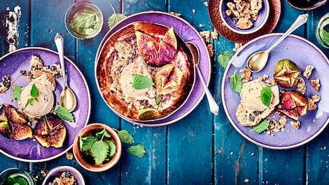 Kleines, feines Dessert, das schnell zubereitet ist. Für unser Feigendessert mit Walnusseis werden die Feigen in Holunderbeersaft gebacken und mit Walnusseis serviert! Natürlich kann auch Vanilleeis oder andere Eissorten dazu gereicht werden, je nach Geschmack.