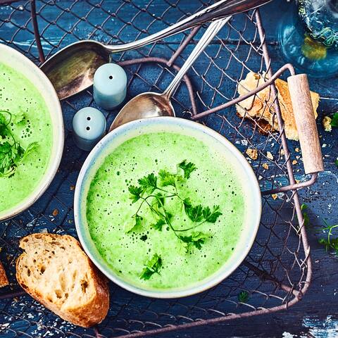 Schnell gemacht und garantiert schmackhaft für jeden, eine feine Erbsensuppe, fein püriert. Am besten mit frischem Baguette serviert und mit Kerbel bestreut.