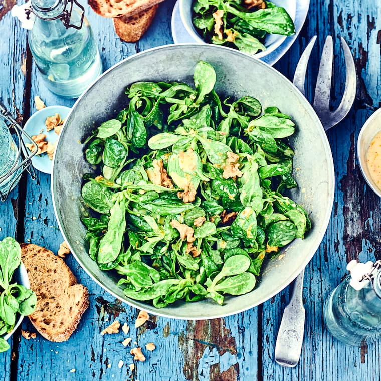 Feldsalat mit Dressing