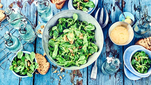 Feldsalat mit Dressing