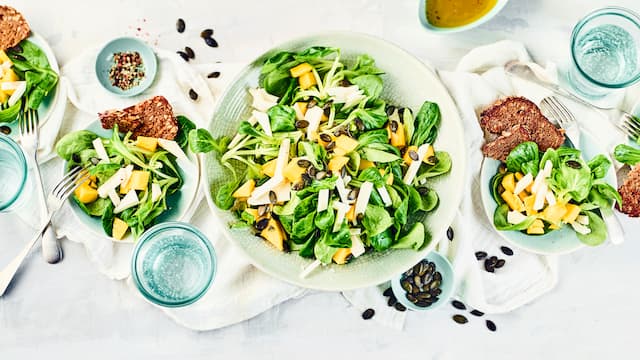 Feldsalat mit Mango und Käse