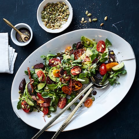 Herrlich frisch & knackig – Unser Feldsalat mit Rote Bete und Speck ist die perfekte Salatbeilage oder Snack. Mit frischem Dressing und Avocado serviert.