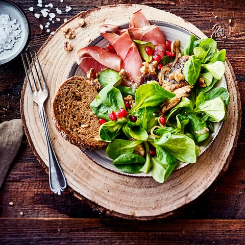 Als leichter Snack oder Vorspeise: Probieren Sie unseren Feldsalat mit Räucherschinken, Walnüssen und Shiitake-Pilzen, garniert mit Granatapfelkernen!