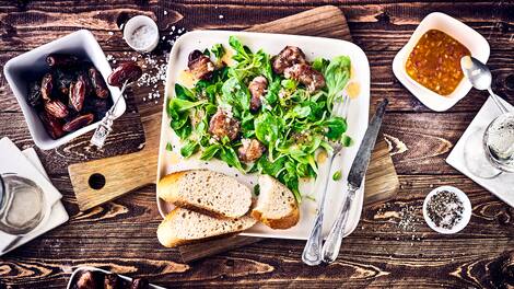Feldsalat mit Speckdatteln