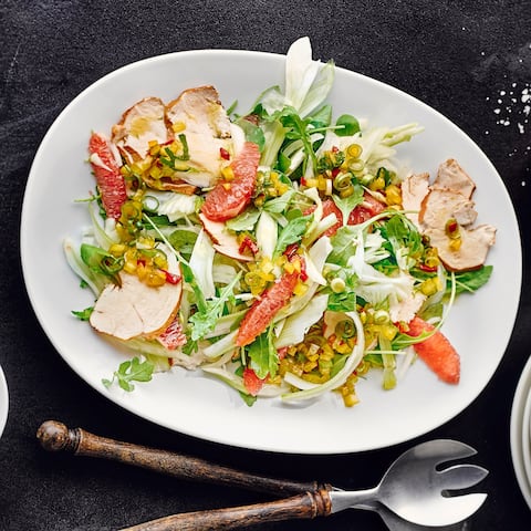 Probieren Sie unseren knackigen Salat aus Fenchel mit Blutorangenfilets und selbst geräuchertem Hähnchenbrustfilet.