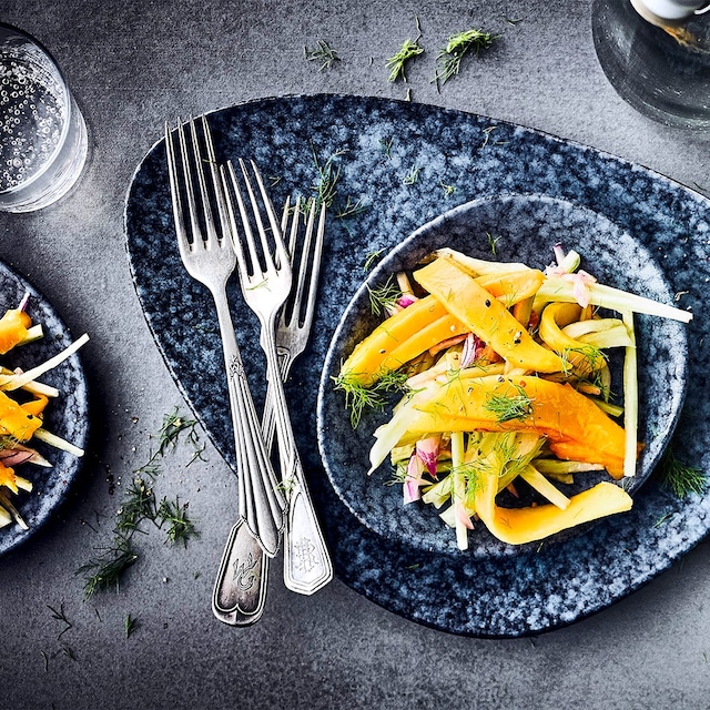 In zehn Minuten fertig: Unser fruchtiger Salat aus Fenchel-Zwiebel-Streifen mit Balsamico-Granatapfel-Dressing auf Mangospalten – ein Genuss!