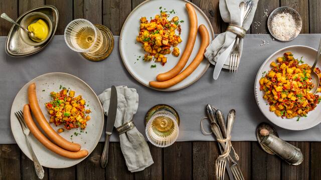 Festlicher Kartoffelsalat mit Würstchen