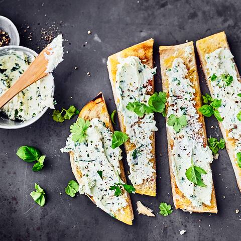 Ob zum Grillen, dippen zum Antipasti auf frischem Baguette oder Fladenbrot. Fetacreme mit frischem Knoblauch, Petersilie und natürlich Feta ist blitzschnell zubereitet und schmeckt einfach lecker.