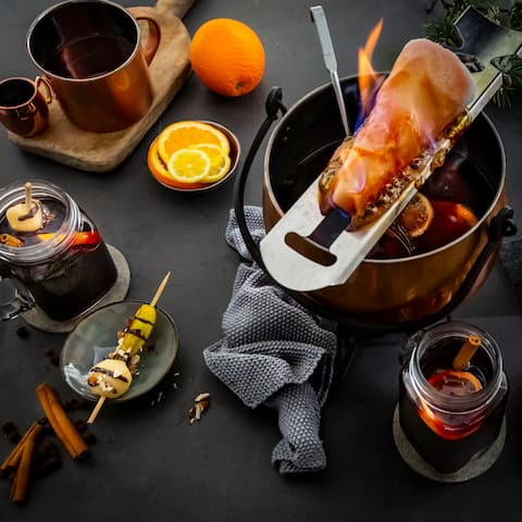 Servieren Sie auch in kleiner Runde den kultigen Rotweinpunsch. Nach unserem Feuerzangenbowle-Rezept ist das Heißgetränk schnell und einfach zubereitet und schmeckt in der kalten Jahreszeit, besonders an Weihnachten und Silvester.