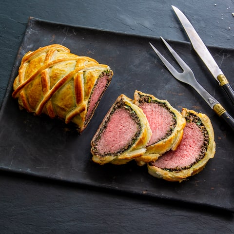 Ein leckerer Blätterteigmantel umhüllt saftiges Rinderfilet auf Champignons und Mangold – unser Rezept für Filet Wellington.