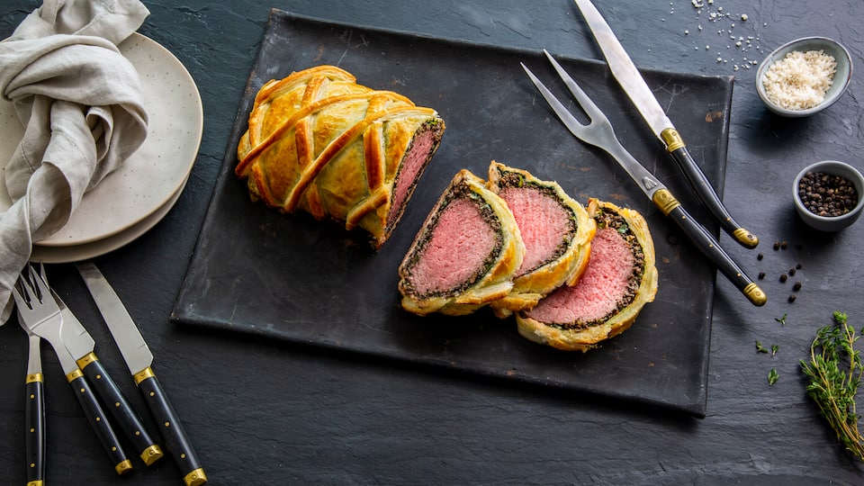 Ein leckerer Blätterteigmantel umhüllt saftiges Rinderfilet auf Champignons und Mangold – unser Rezept für Filet Wellington.