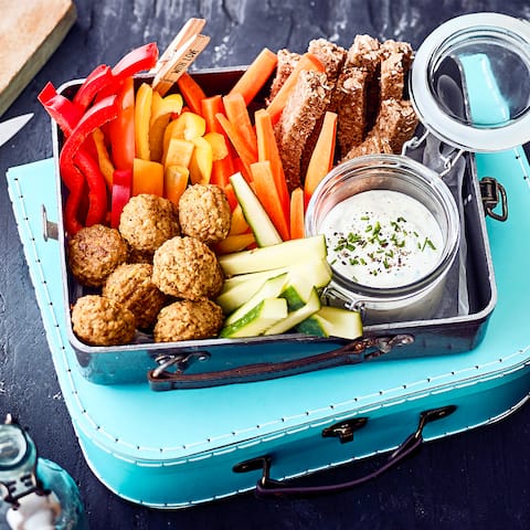 Unser Rezept für veganes Fingerfood ist laktosefrei und in nur 10 Minuten zubereitet: Mit frischer Paprika, Karotte, Gurke und Kräutern – gleich ausprobieren!
