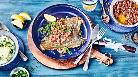 Typisches Norddeutsches Rezept gesucht? Dann ist die Finkenwerder-Scholle mit Speck genau das richtige. Die in Mehl gewendete Scholle wird in der Pfanne gebraten und mit Speckwürfeln getoppt.