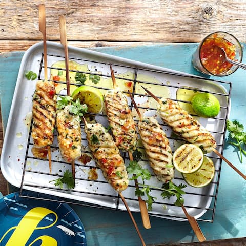 Probieren Sie Cevapcici einmal anderes: Weißes Fischfilet in Limetten-Curry-Marinade mit Paprika und Koriander zu Frikadellen geformt und auf den Grill gelegt – so schmeckt der Sommer!