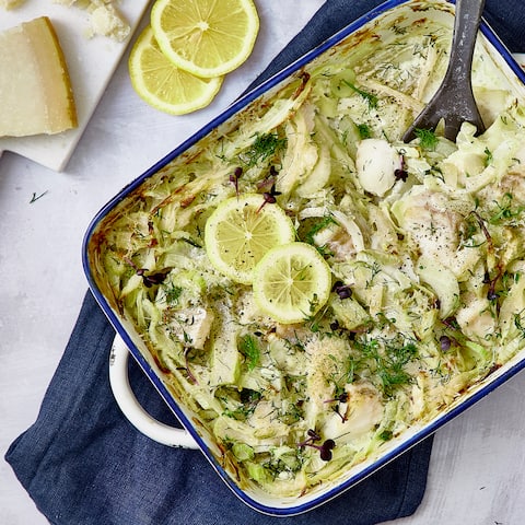 Sie mögen Lasagne? Probieren Sie unsere Lasagnen-Kreation mit Fischfilet und Fenchel. Zitrone, Dill & Wermut verleihen dem Auflauf eine besondere Note.