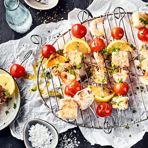 Genießen Sie leckere Garnelenspieße mit Tomaten und Fisch ganz einfach zuhause - unser einfaches und schnell nachzukochendes Rezept verrät Ihnen, wie!