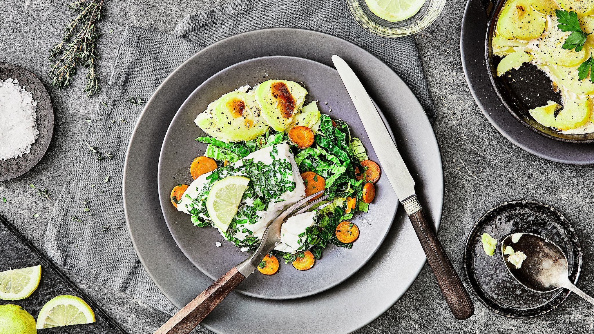 Fischfilet mit Thymian-Petersilien-Mantel auf Wirsingbett und Kartoffelgratin