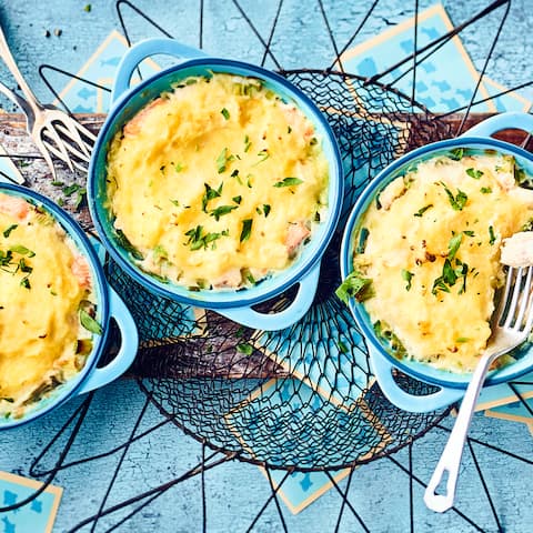 In unserem Fisch-Pie-Rezept trifft Gutes aus dem Meer auf Gutes vom Festland. Typisch englischer Genuss mit einer knusprig-cremigen Haube aus Kartoffeln und Sellerie.