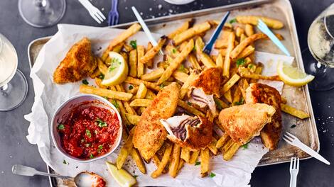 Das Gericht Fish & Chips gehört zu England wie Doppeldeckerbusse und rote Telefonzellen. Probieren Sie leckeres Fischfilet ummantelt mit einem Teig aus Paniermehl und knusprigen Pommes frites. Dazu eine selbstgemachte Salsa – einfach köstlich!