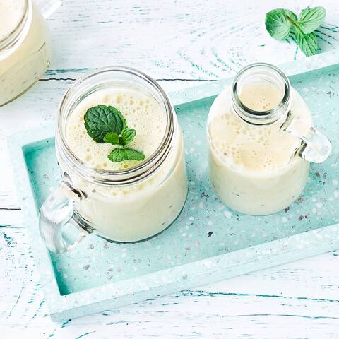 Fitnessernährung leicht gemacht: Mit dem Fitness-Drink-Rezept aus frischem Obst, Aprikosen-Fruchtaufstrich und cremigem Joghurt wird der Muskelaufbau zum Kinderspiel!