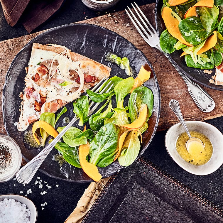 Flammkuchen mit Feldsalat