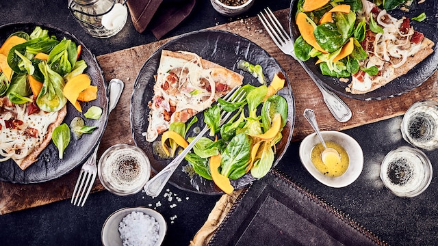 Flammkuchen mit Feldsalat