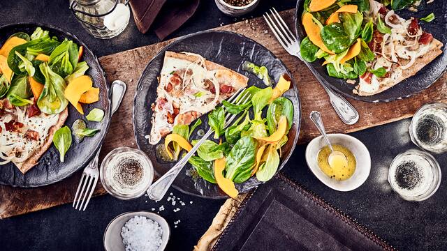 Flammkuchen mit Feldsalat