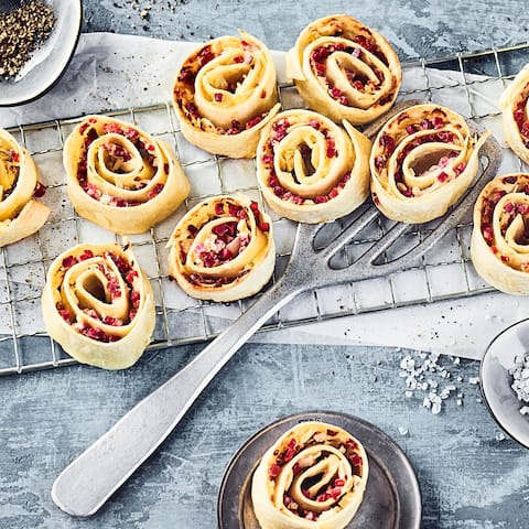 Pizzaschnecke mal anders: Auch Flammkuchen-Schnecken sind eine super Idee für ein kleines Buffet und schmecken herrlich knusprig.