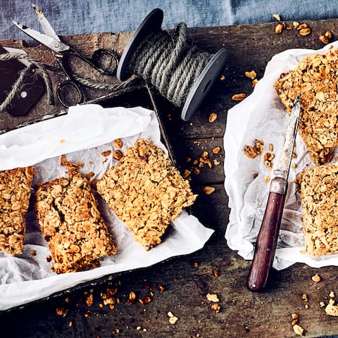 Flapjacks sind ein idealer Snack für zwischendurch. Luftdicht verschlossen halten sich die selbstgemachten Riegel aus Haferflocken, Mandeln, Butter und Ahornsirup ungefähr 4-5 Tage. 