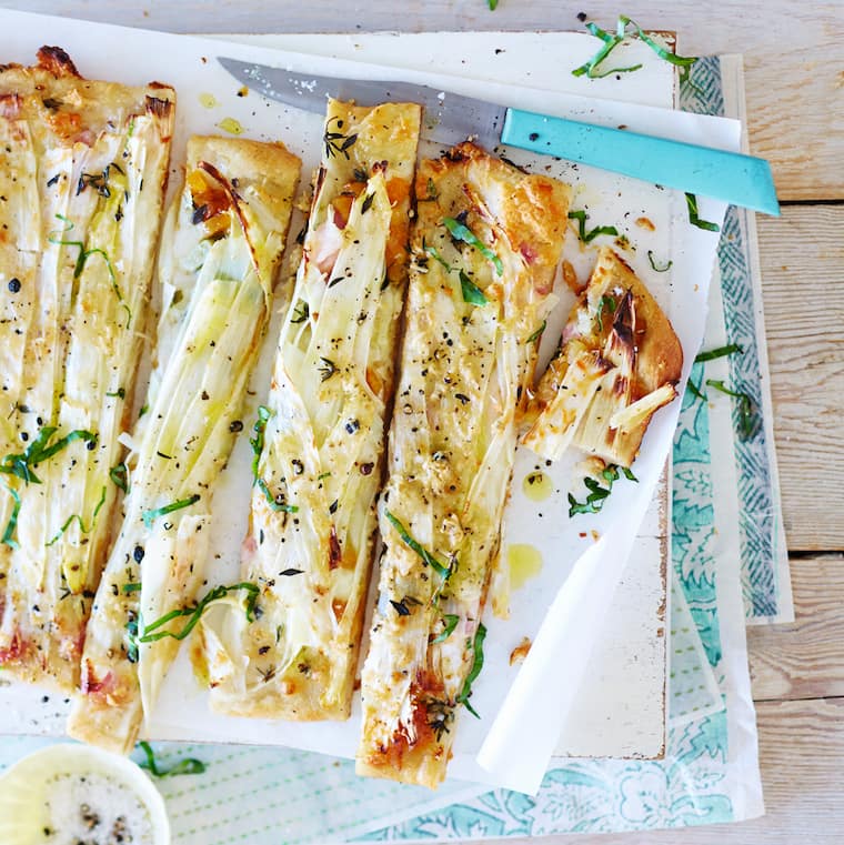 Flatbread mit weißem Spargel