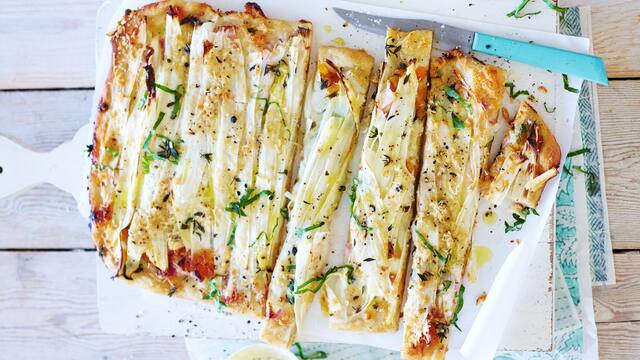 Flatbread mit weißem Spargel