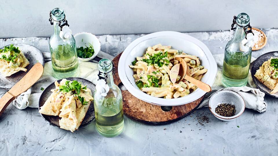 Ein Klassiker aufs Brötchen oder auch als Beilage: Fleischsalat mit Fleischwurst, Gewürzgurken und selbstgemachter Mayonnaise. 
