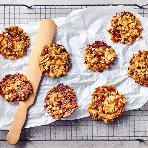Ein klassisches Weihnachtsgebäck, welches sich auch prima ohne Zucker zubereiten lässt. Die Süße erhalten unsere Florentiner ohne Zucker von eingelegten Aprikosen und Honig. 