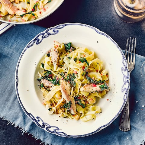 Eine etwas unbekannte Kombination aber super köstlich: In Limettenbutter geschwenkte Pasta mit Blattspinat und Räucherforelle.
