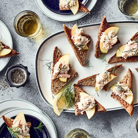 Fisch-Snack für Silvester? Unsere Forellenfilet-Häppchen mit Äpfeln, Petersilienwurzel, Kräuterfrischkäse und Vollkorntoast sind in 20 Minuten zubereitet!