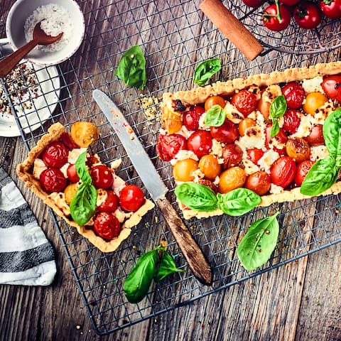 Leben wie Gott in Frankreich? Zumindest so essen! Unsere französische Tomatentarte eignet sich hervorragend als Vorspeise oder auch als Hauptgericht im Sommer. 